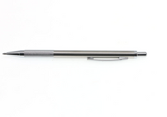 Bolígrafo para marcar sobre metal con punta doble y retráctil.